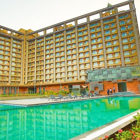 The Weekend Address Hotel Surat Exterior foto