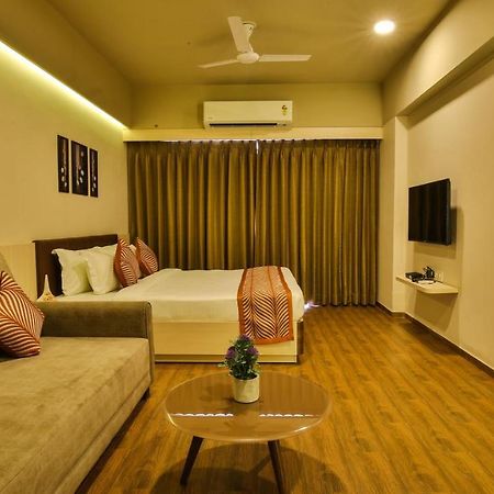The Weekend Address Hotel Surat Exterior foto