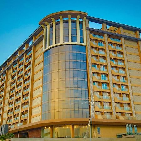 The Weekend Address Hotel Surat Exterior foto