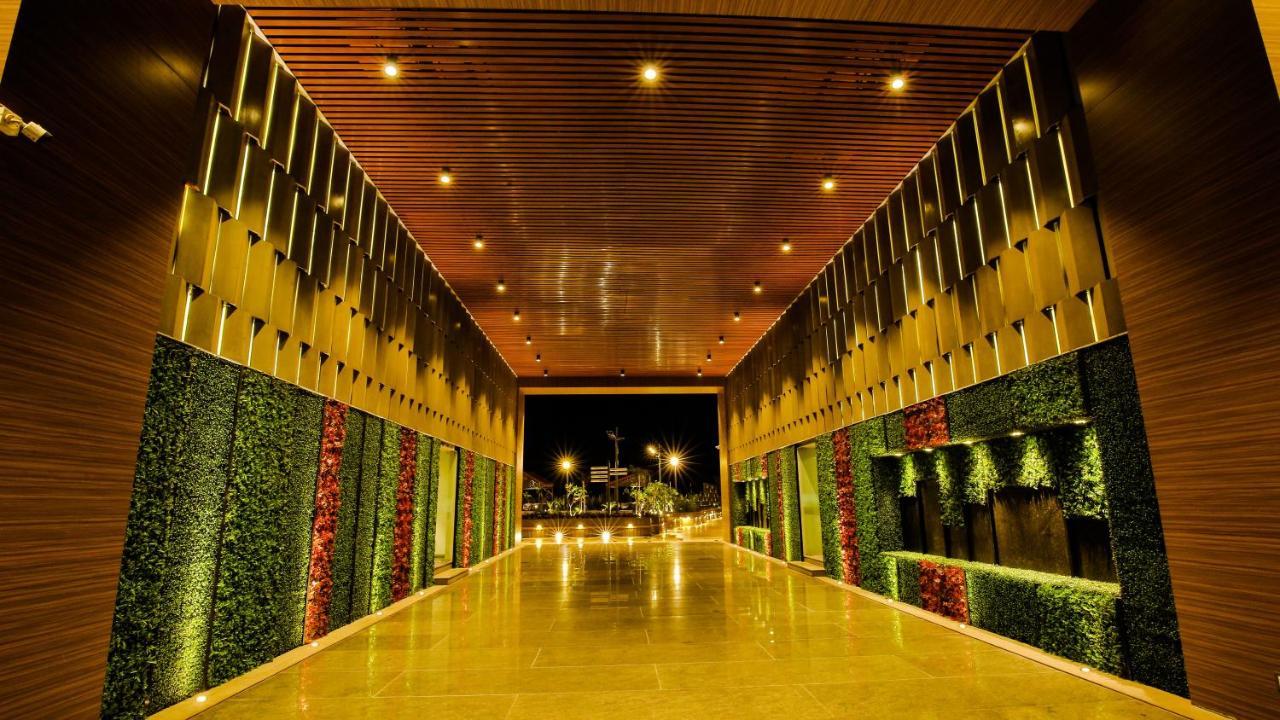 The Weekend Address Hotel Surat Exterior foto