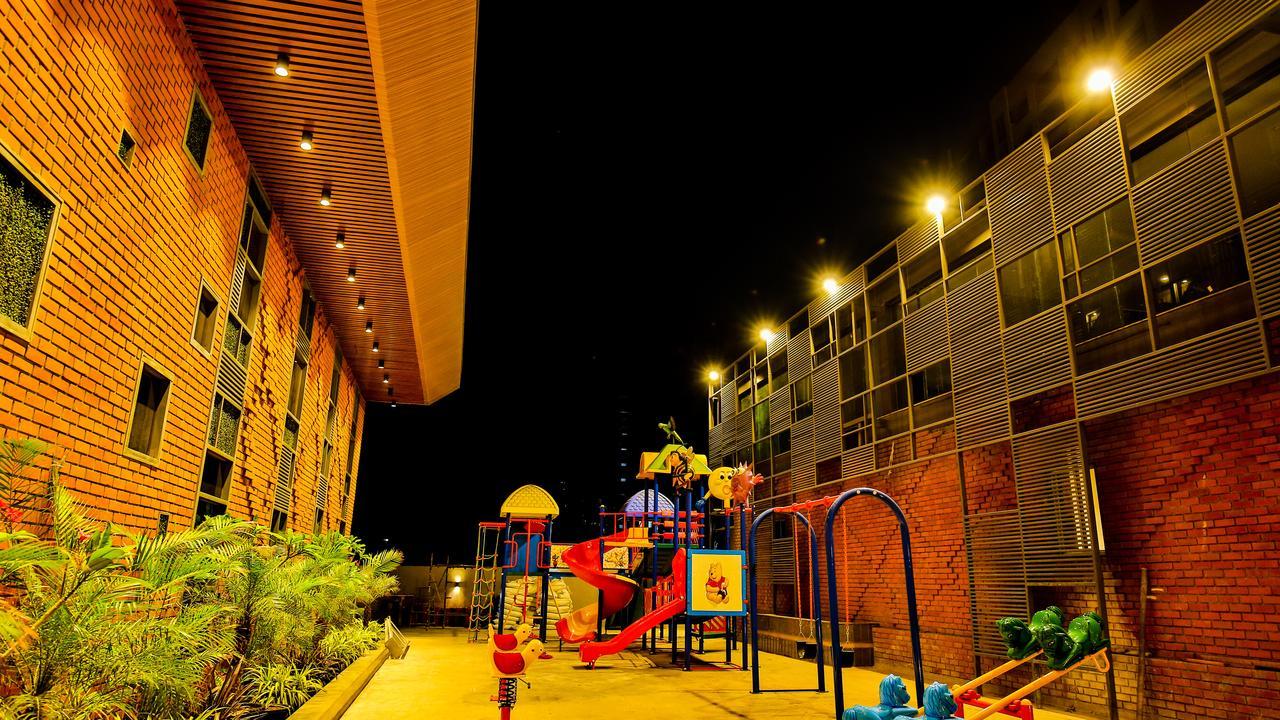 The Weekend Address Hotel Surat Exterior foto