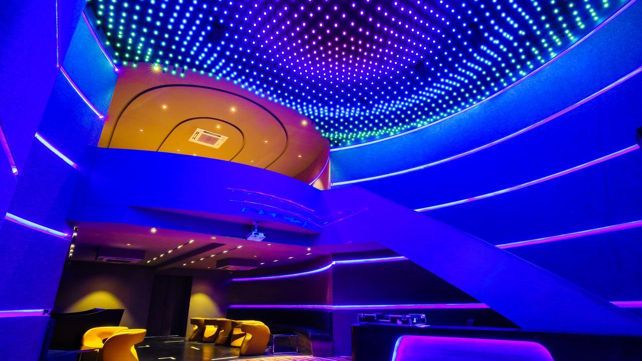 The Weekend Address Hotel Surat Exterior foto