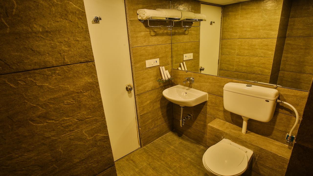 The Weekend Address Hotel Surat Exterior foto