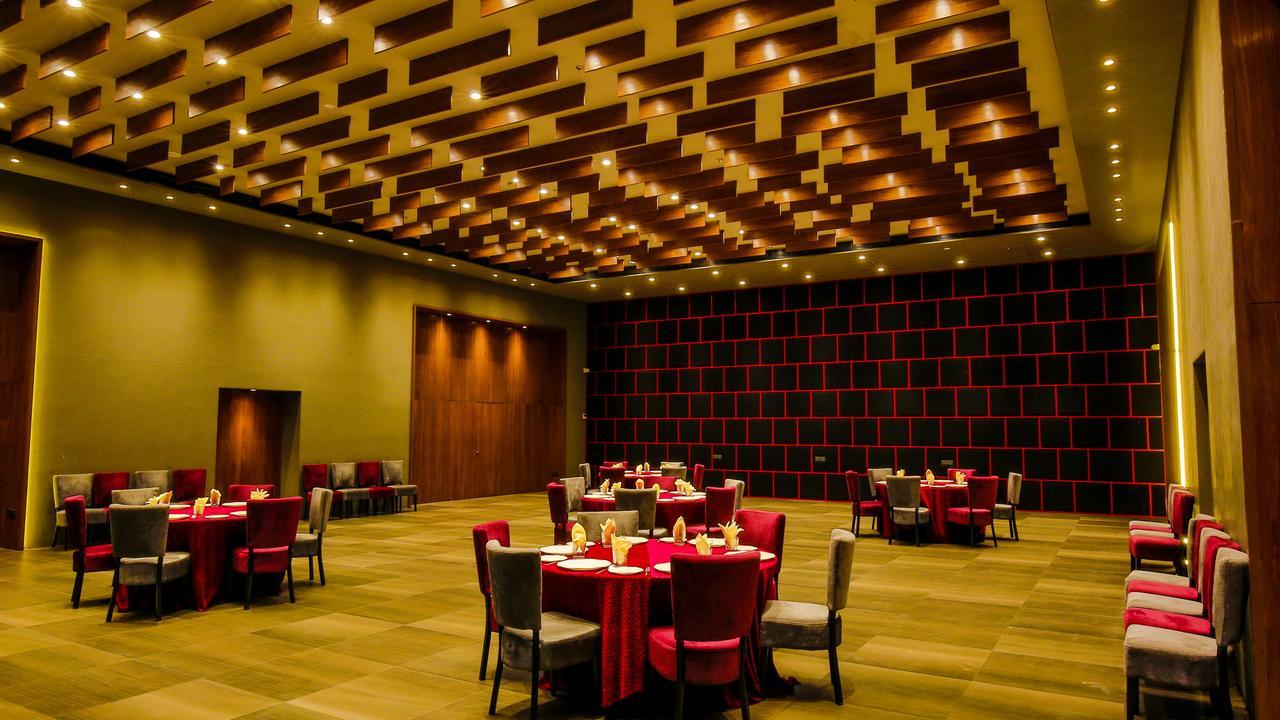The Weekend Address Hotel Surat Exterior foto