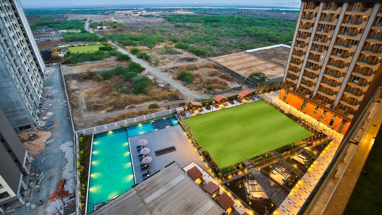 The Weekend Address Hotel Surat Exterior foto