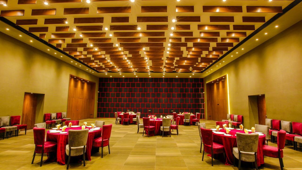 The Weekend Address Hotel Surat Exterior foto