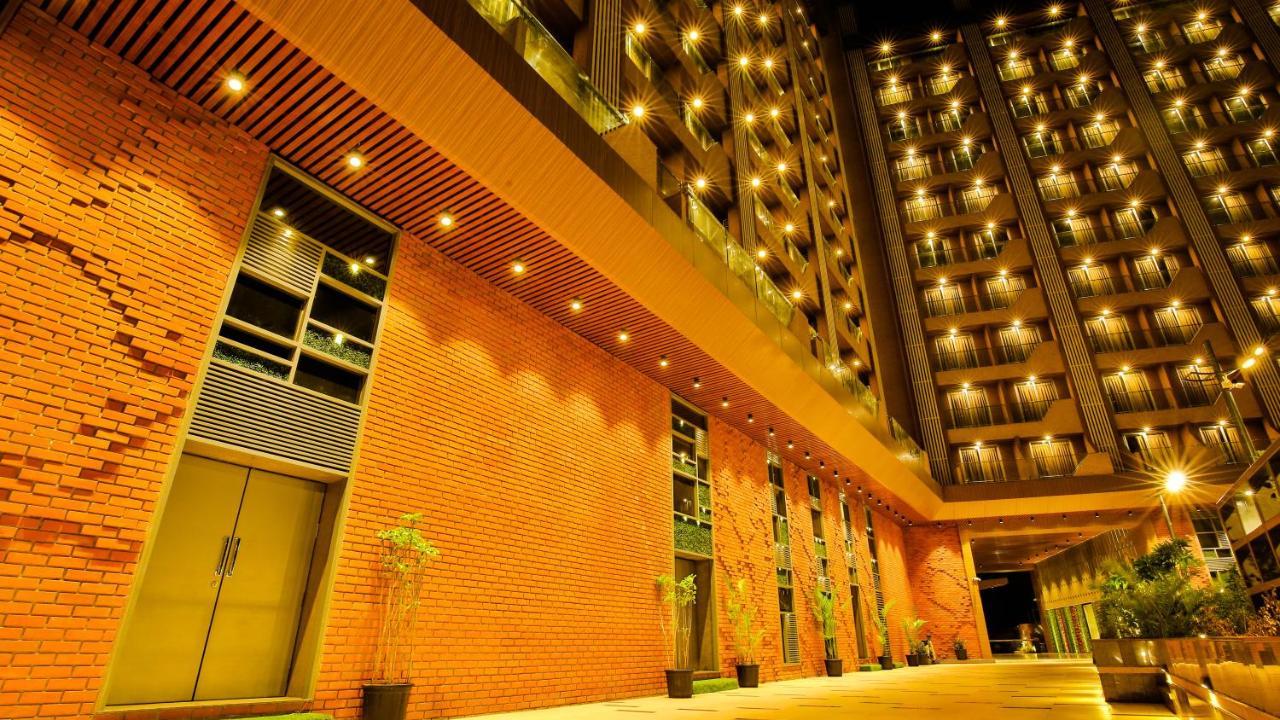 The Weekend Address Hotel Surat Exterior foto