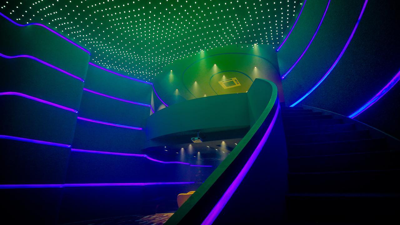 The Weekend Address Hotel Surat Exterior foto