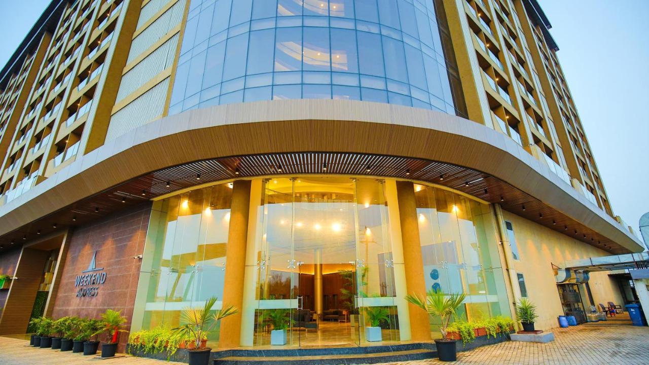 The Weekend Address Hotel Surat Exterior foto