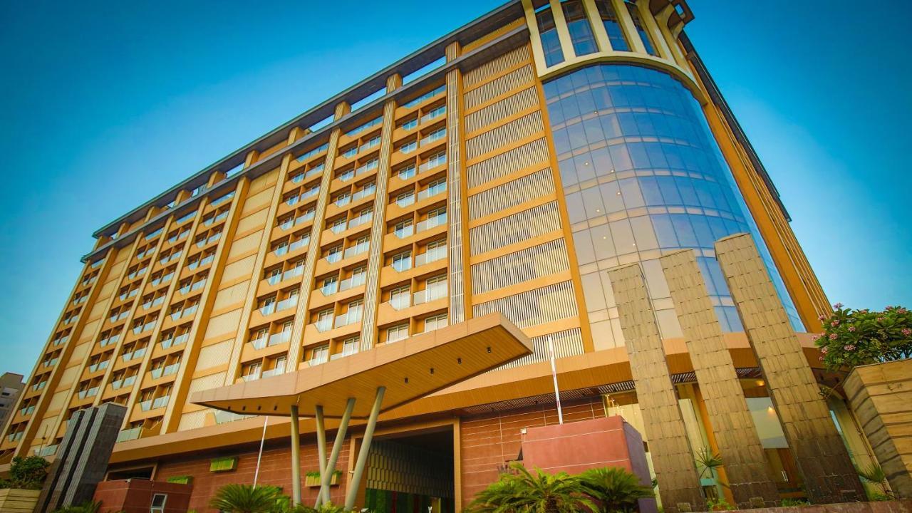 The Weekend Address Hotel Surat Exterior foto