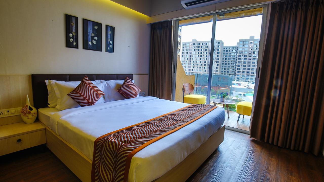 The Weekend Address Hotel Surat Exterior foto