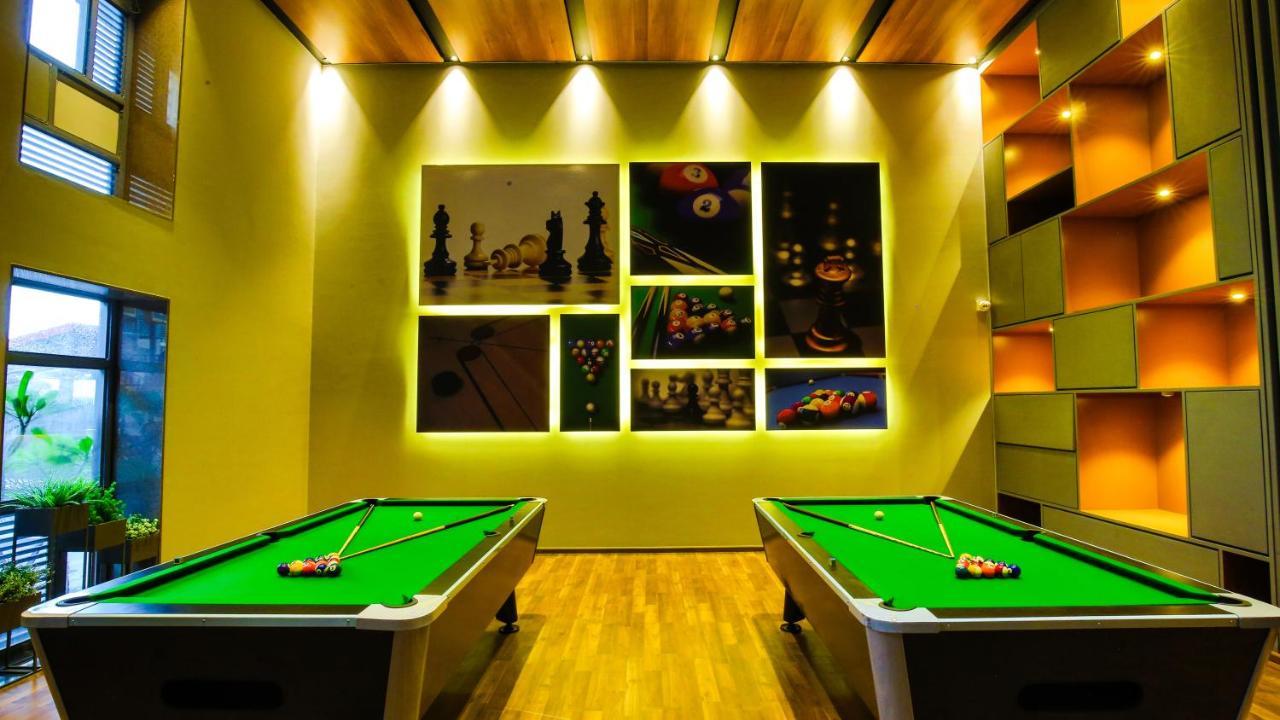 The Weekend Address Hotel Surat Exterior foto