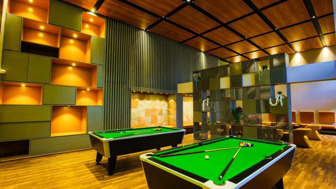 The Weekend Address Hotel Surat Exterior foto