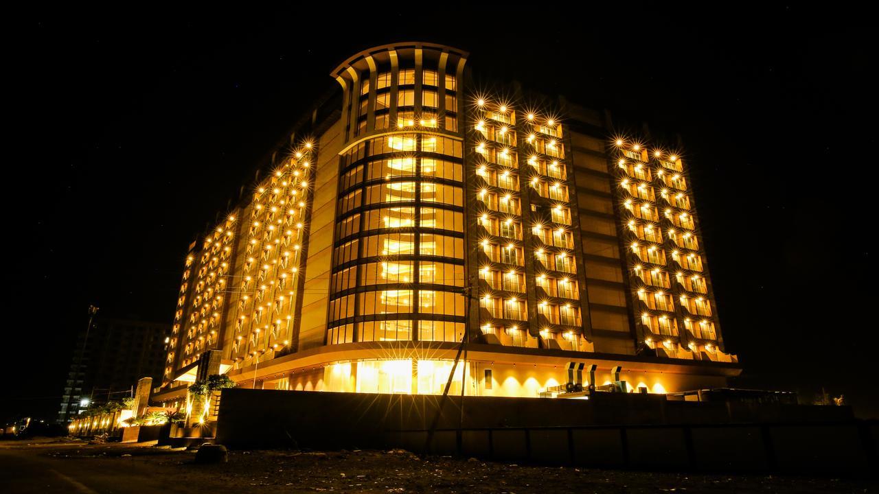The Weekend Address Hotel Surat Exterior foto