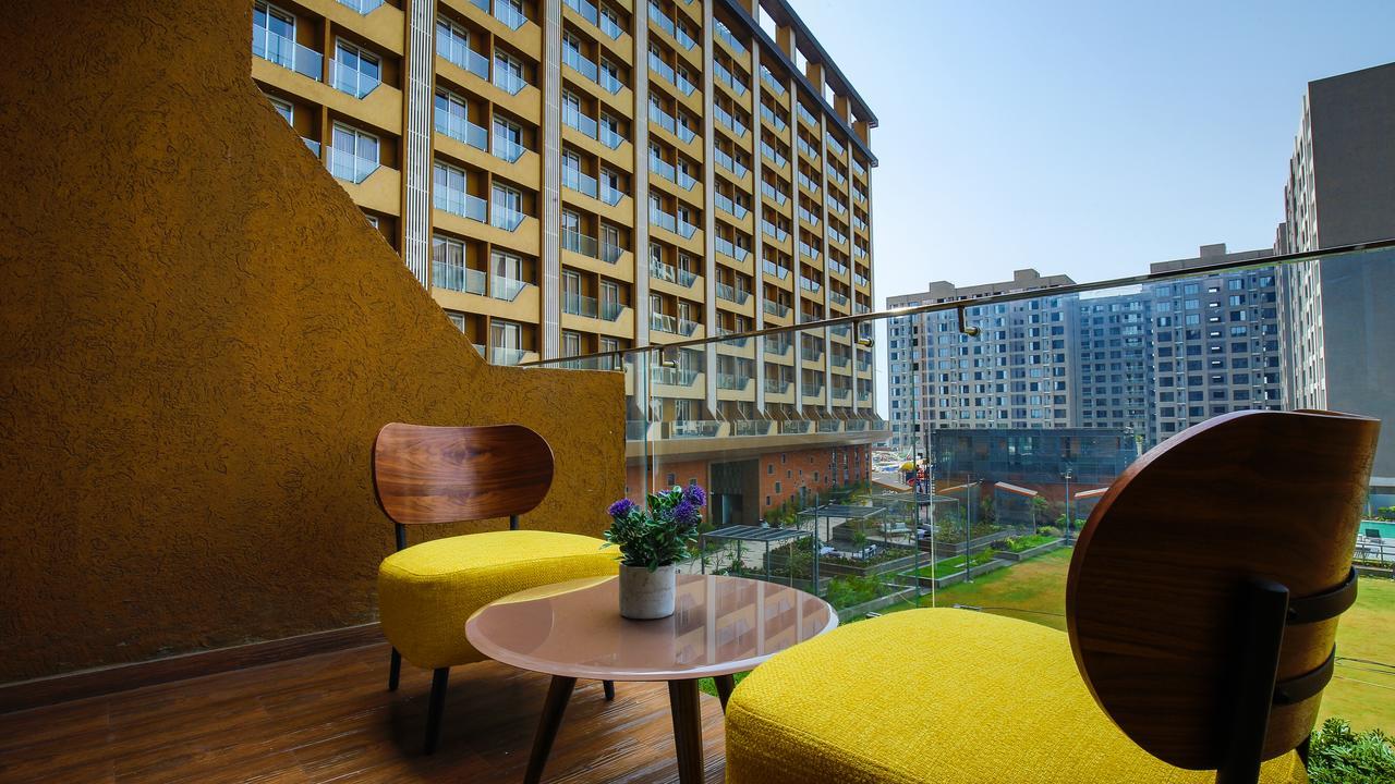 The Weekend Address Hotel Surat Exterior foto