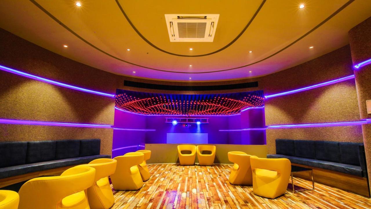 The Weekend Address Hotel Surat Exterior foto