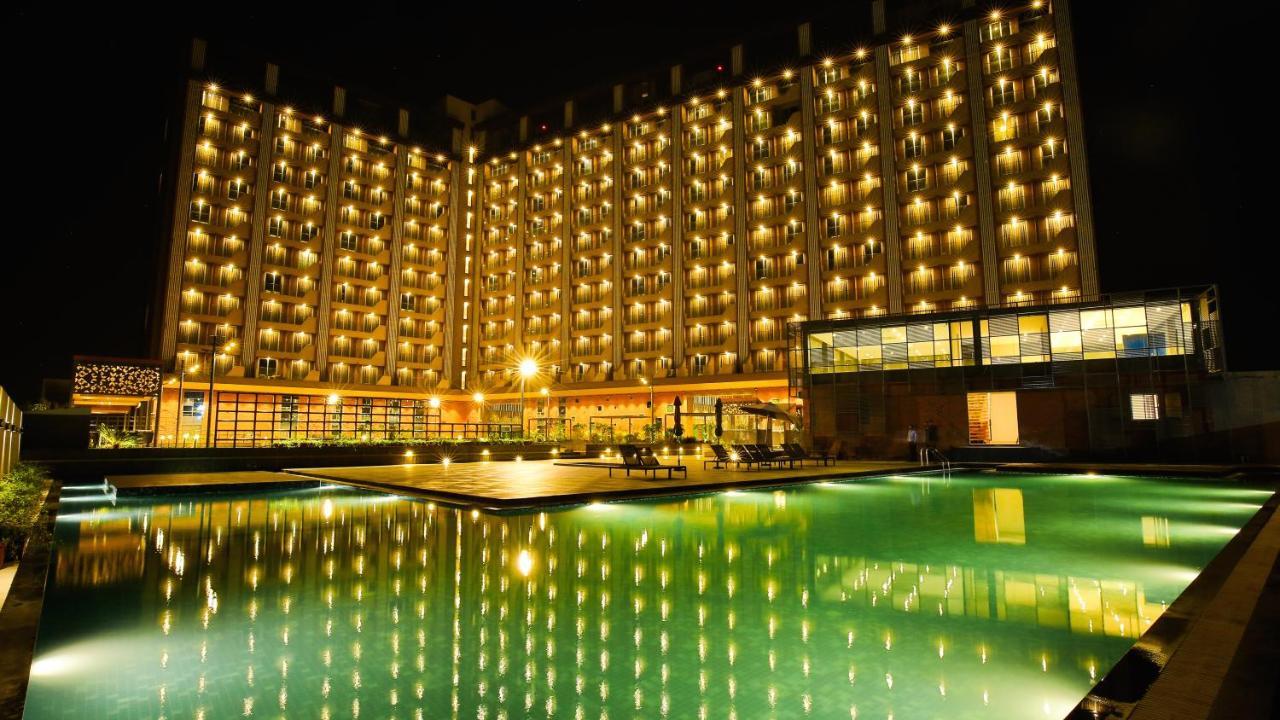 The Weekend Address Hotel Surat Exterior foto